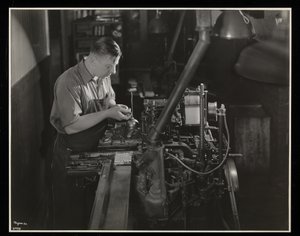 Arbejder på en monotypimaskine hos Unz und Co., 24 Beaver Street, New York, 1932 (sølv gelatinetryk)